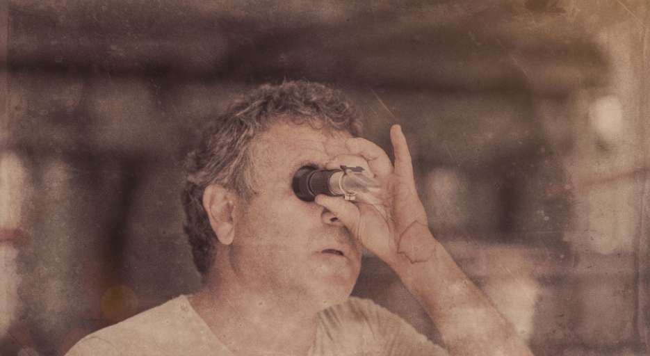A inspeccionar o vinho